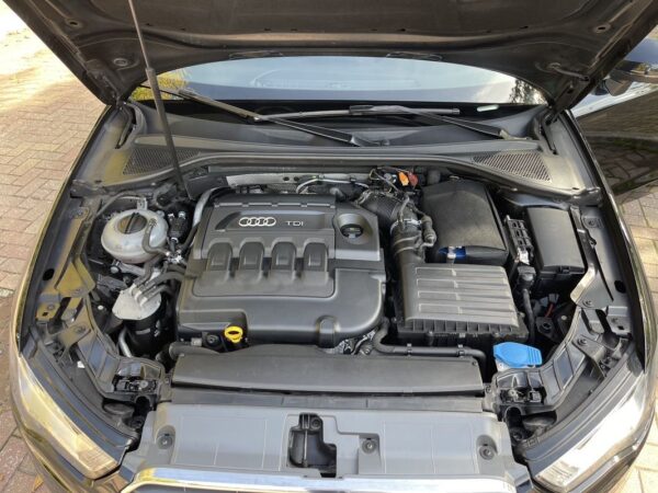 Audi A3 Sportback 2.0 TDi Advance S tronic - Image 11