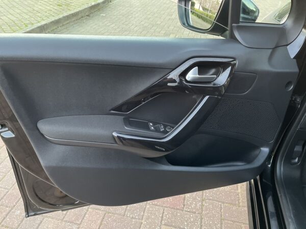 Peugeot 208 1.6 BlueHDi Style - Image 7
