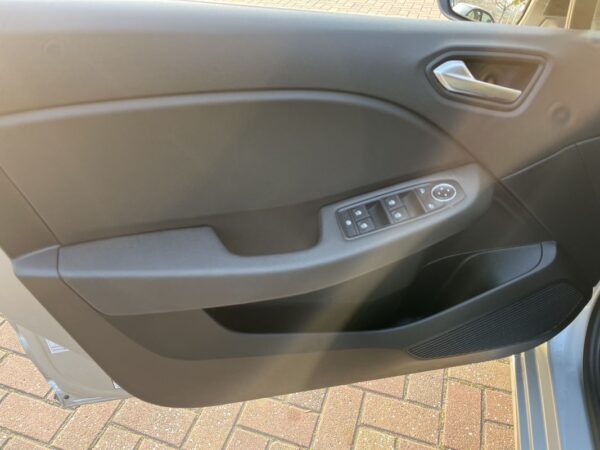 Renault Clio 1.5 Blue dCi Evolution - Image 6