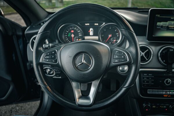 Mercedes-Benz CLA 200 D - Image 9